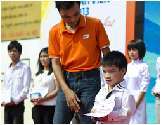 Cậu học trò tí hon nhận học bổng toàn phần